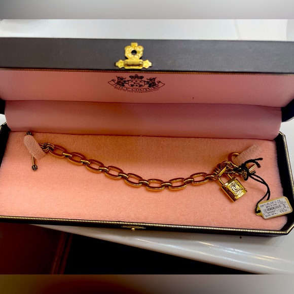 NWT Juicy Couture Vintage Chain Links Lock Bracelet. Gold tone.Made in 2000’s - Picture 2 of 5